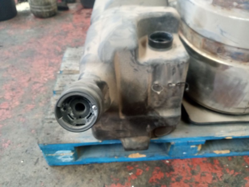 Recambio de deposito adblue para renault magnum ab 2005 12.8 diesel referencia OEM IAM 7482169371  7482299201