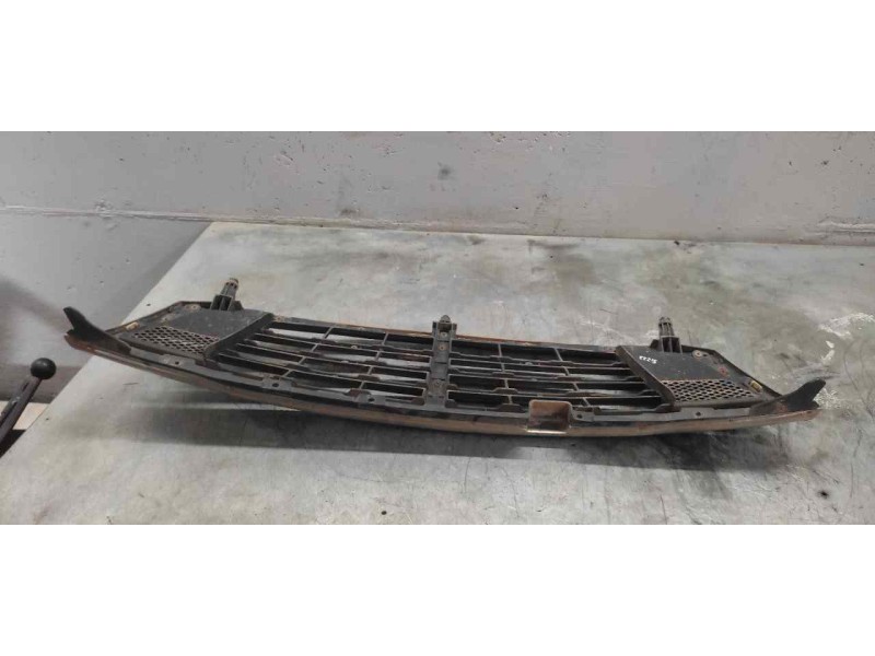 Recambio de rejilla delantera central para ssangyong rexton rx 270 full referencia OEM IAM   