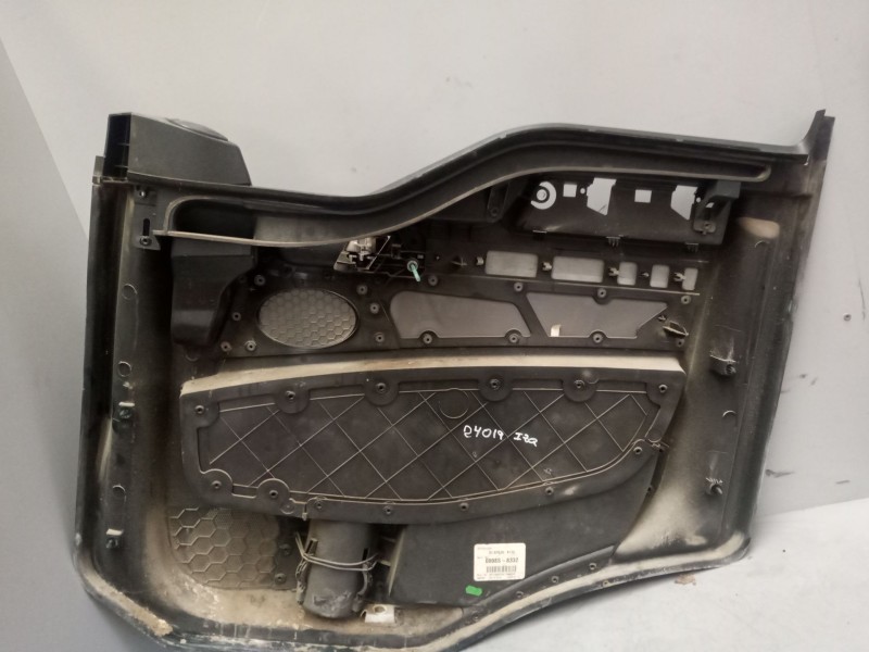 Recambio de guarnecido puerta delantera izquierda para man tgs referencia OEM IAM 81626306105  81626306147