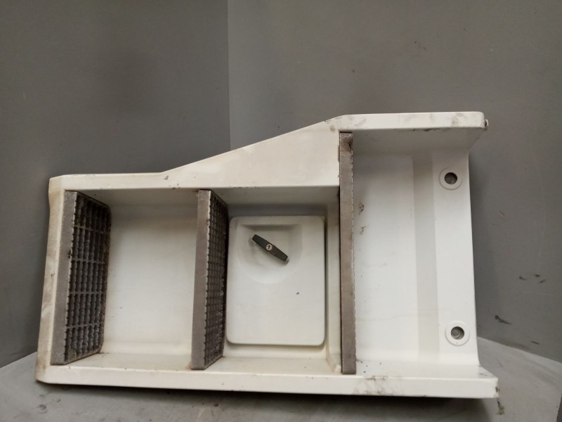 Recambio de peldaño izquierdo para renault magnum ab 2005 12.8 diesel referencia OEM IAM 5010574327  