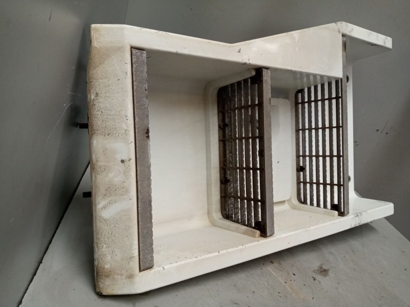 Recambio de peldaño izquierdo para renault magnum ab 2005 12.8 diesel referencia OEM IAM 5010574327  