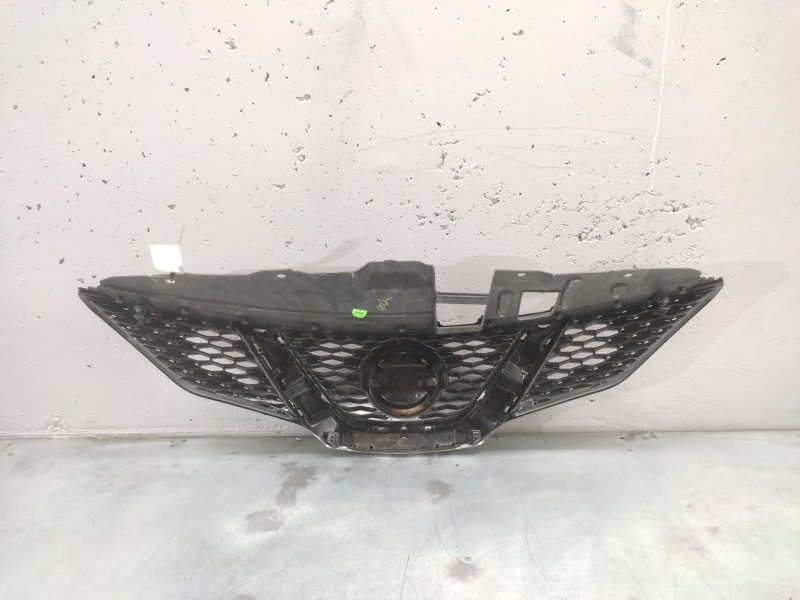 Recambio de rejilla delantera central para nissan qashqai iii (j12) 1.3 dig-t referencia OEM IAM 623104EM  