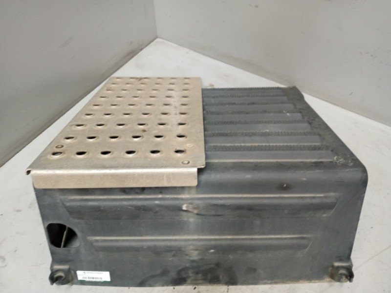 Recambio de tapa bateria para volvo fh 12 2002  12.1 diesel (d12d420) referencia OEM IAM 1371830  