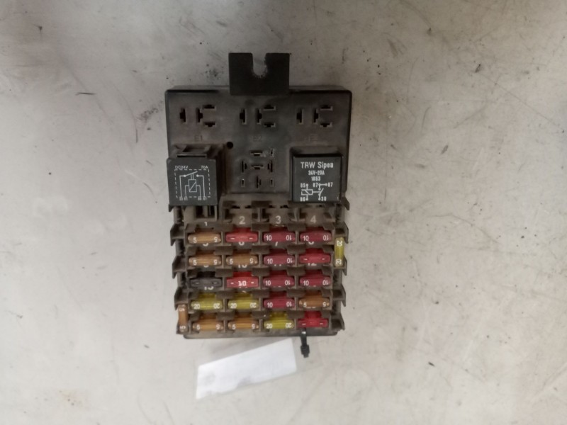 Recambio de caja reles / fusibles para iveco eurocargo 05.03  5.9 diesel referencia OEM IAM 504050822  