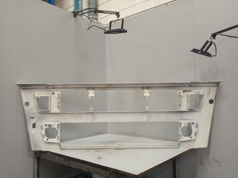 Recambio de molduras delanteras para volvo fh xxx referencia OEM IAM 20516774  