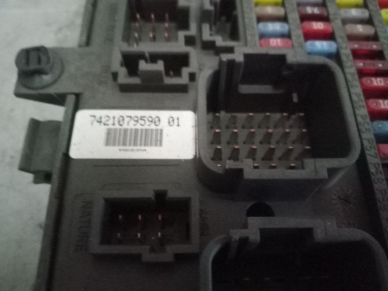 Recambio de caja reles / fusibles para renault premium distribution referencia OEM IAM 7421079590  