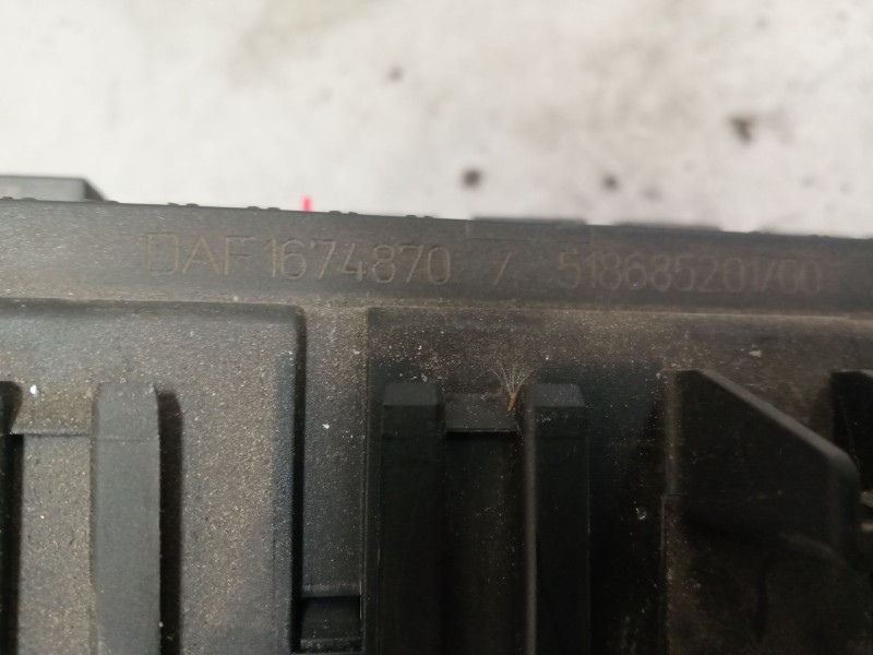 Recambio de caja reles / fusibles para daf serie xf105.xxx 12.9 diesel referencia OEM IAM 1674870  518685201700