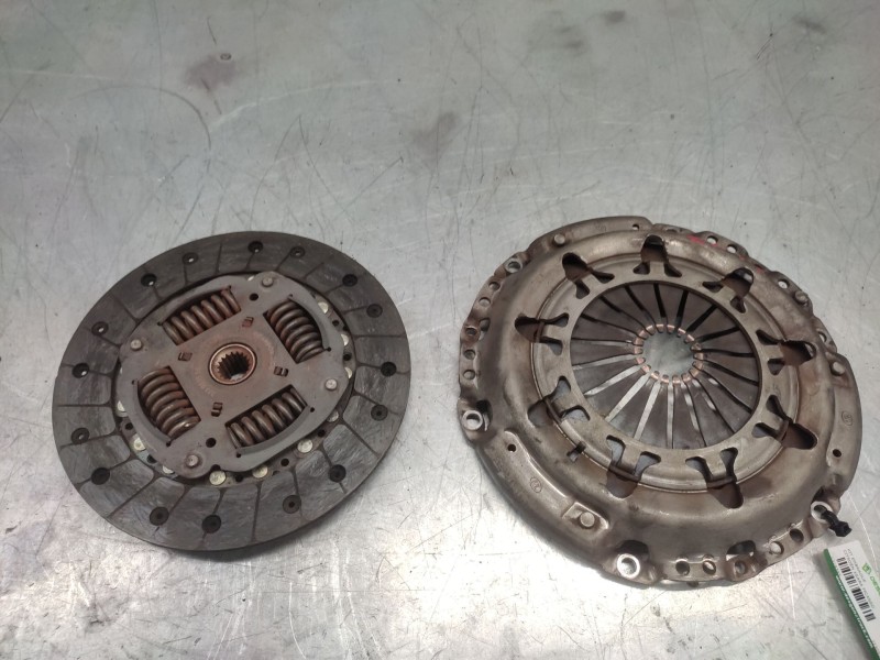 Recambio de kit embrague para citroën xsara picasso 2.0 hdi sx plus referencia OEM IAM 323051510  