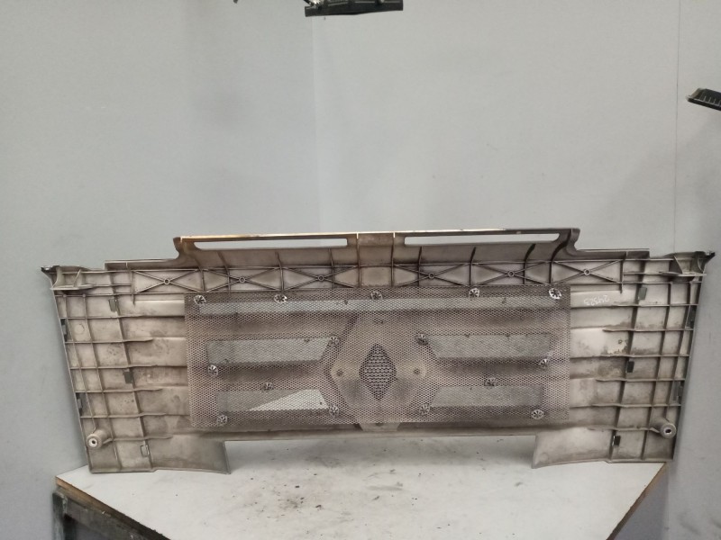 Recambio de paragolpes delantero para renault magnum ab 2005 12.8 diesel referencia OEM IAM 7421105746  