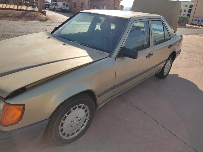 mercedes-benz clase e (w124) berlina del año 1986