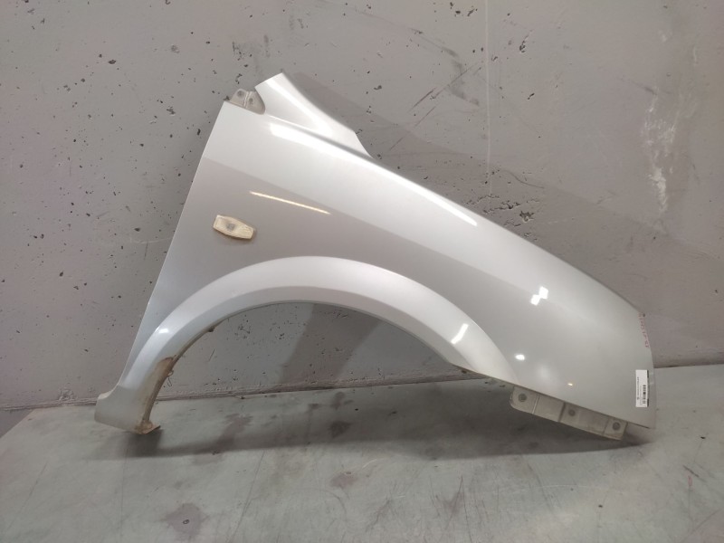 Recambio de aleta delantera derecha para kia carens 2.0 crdi ex monovolumen referencia OEM IAM   