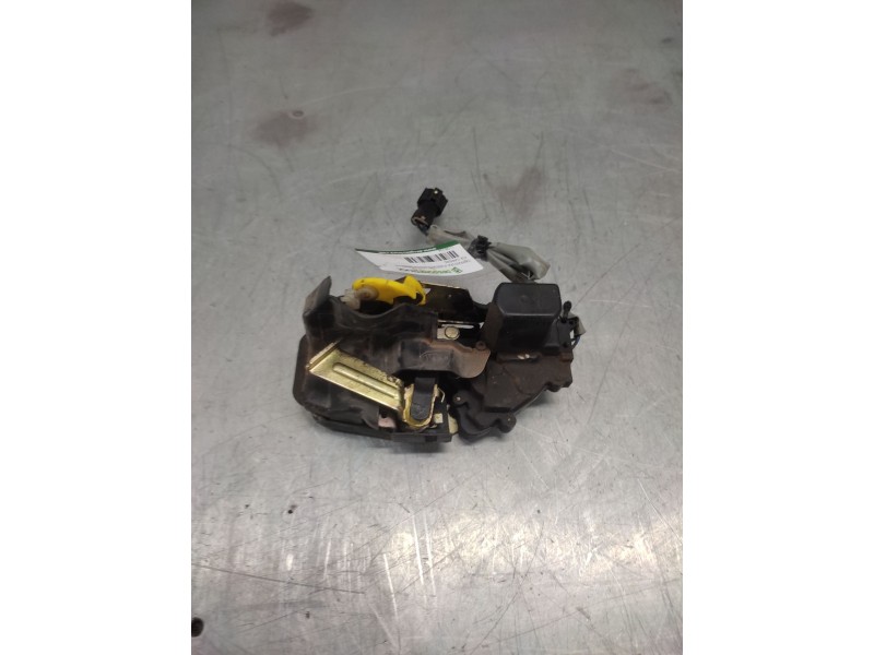 Recambio de cerradura puerta trasera derecha para kia carens 2.0 crdi ex monovolumen referencia OEM IAM   