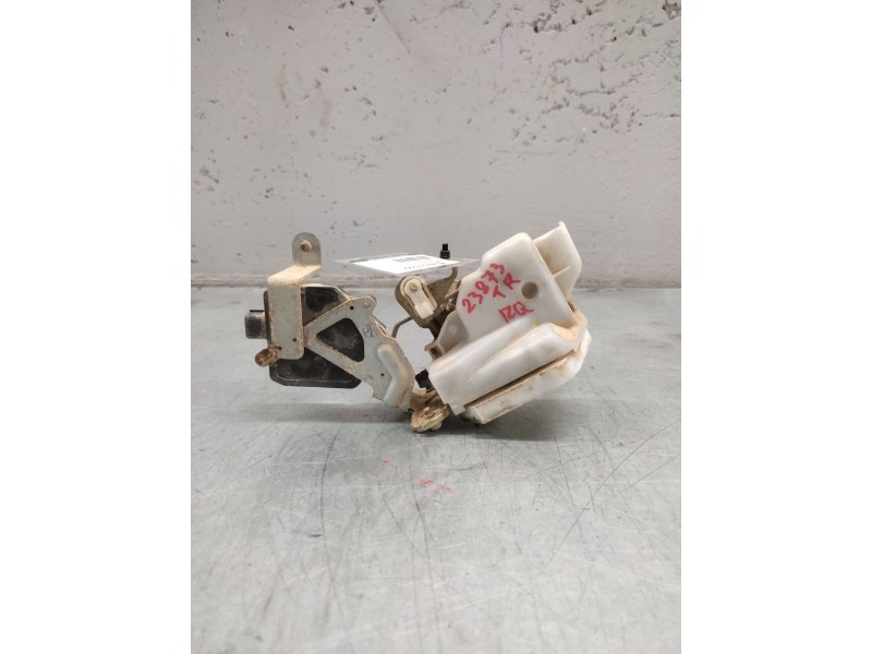 Recambio de cerradura puerta trasera izquierda para mitsubishi pajero -- referencia OEM IAM   