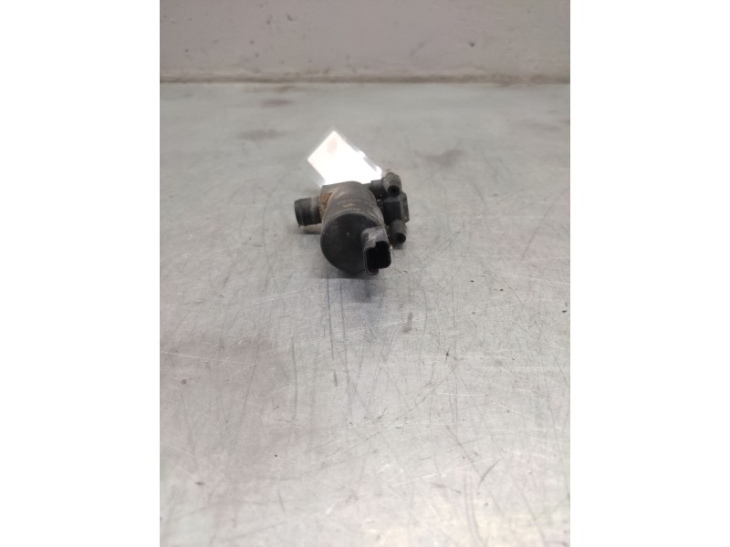 Recambio de bomba limpia para peugeot 207 urban referencia OEM IAM 96415538880  2 PINS
