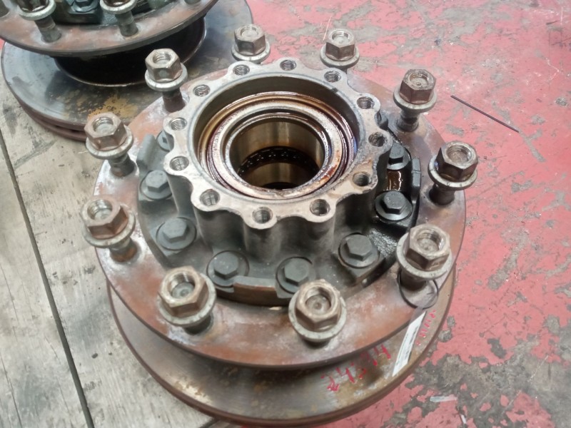 Recambio de buje trasero derecho para iveco eurocargo fg 120 e larga distancia referencia OEM IAM 7186804  