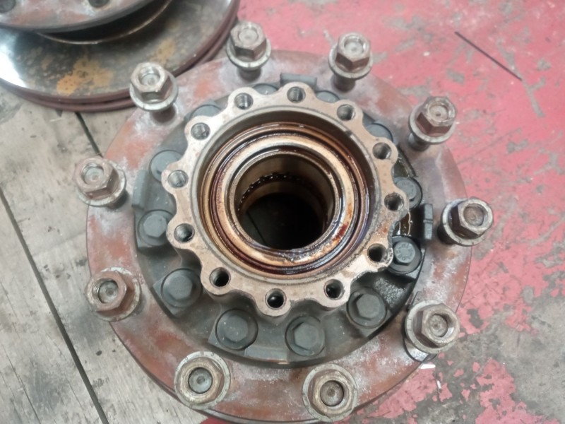 Recambio de buje trasero derecho para iveco eurocargo fg 120 e larga distancia referencia OEM IAM 7186804  