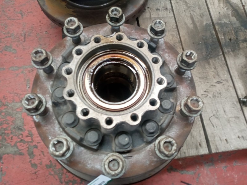 Recambio de buje trasero izquierdo para iveco eurocargo fg 120 e larga distancia referencia OEM IAM 7186804  