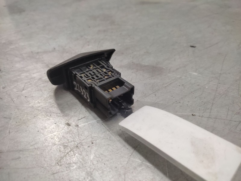 Recambio de warning para nissan primera berlina (p12) acenta referencia OEM IAM  8 PINS 