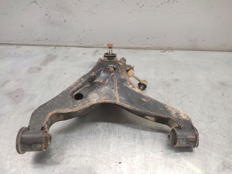 Recambio de brazo suspension inferior delantero derecho para mitsubishi pajero -- referencia OEM IAM   