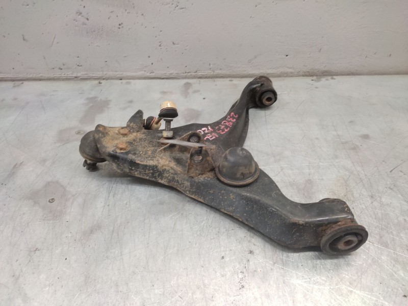 Recambio de brazo suspension inferior delantero izquierdo para mitsubishi pajero -- referencia OEM IAM   