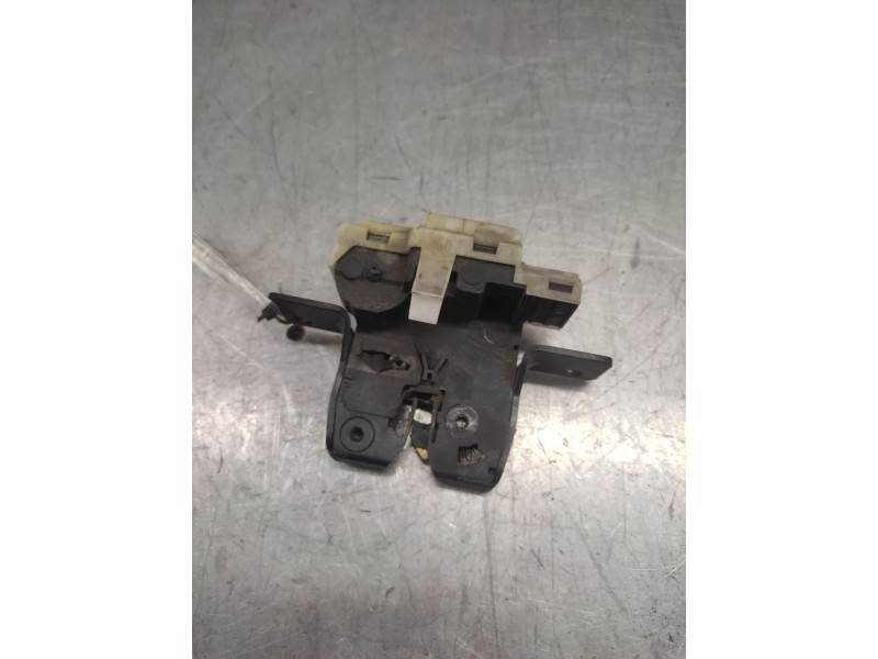 Recambio de capo para renault clio iii dynamique referencia OEM IAM 8200076240E  4 PINS