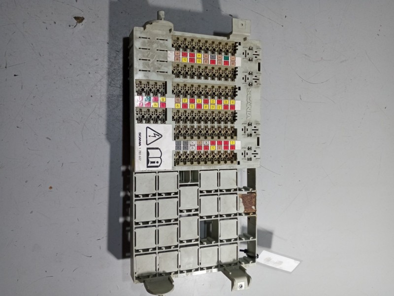 Recambio de caja reles / fusibles para scania r i r 480 referencia OEM IAM 1537850  