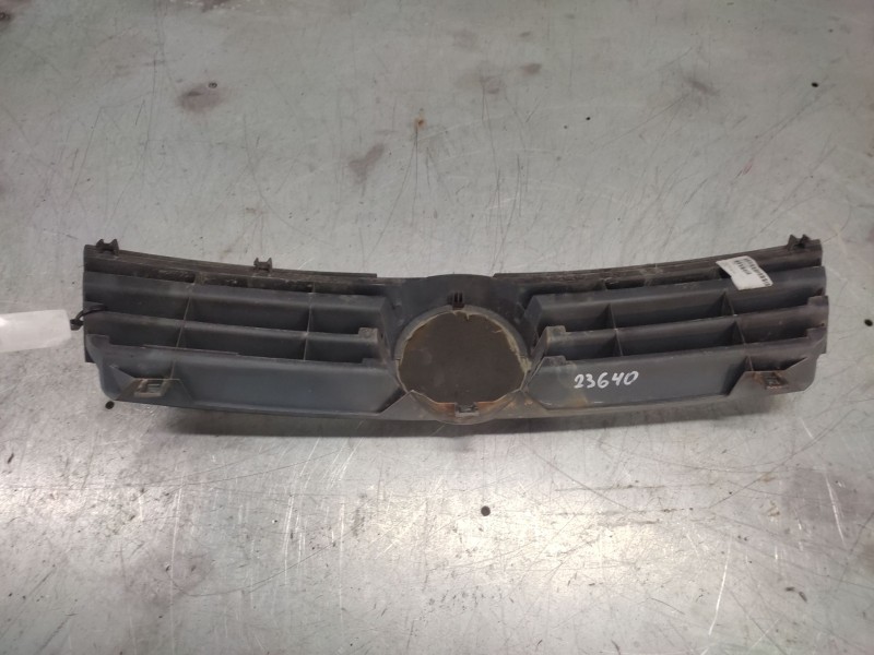 Recambio de rejilla delantera central para volkswagen polo berlina (6n2) conceptline referencia OEM IAM   