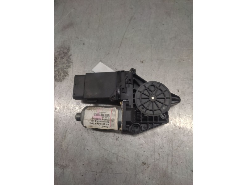 Recambio de motor elevalunas delantero derecho para volkswagen passat berlina (3b2) básico referencia OEM IAM 9776101436203  