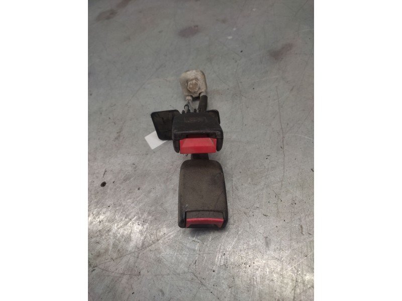 Recambio de enganche de cinturon trasero izquierdo para volkswagen passat berlina (3b2) básico referencia OEM IAM 3B0857739A  
