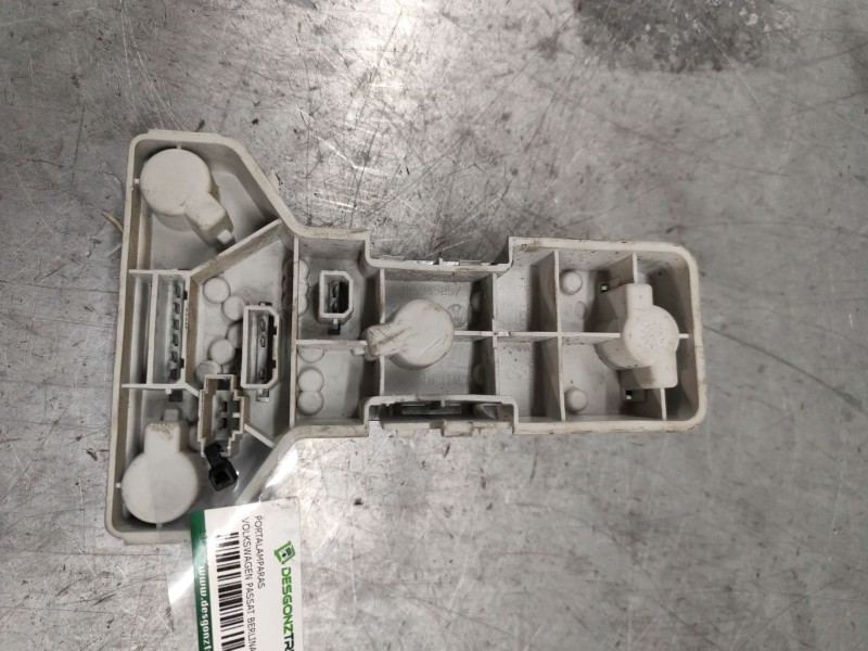Recambio de portalamparas para volkswagen passat berlina (3b2) básico referencia OEM IAM 3B5945257  TRASERO DERCHO