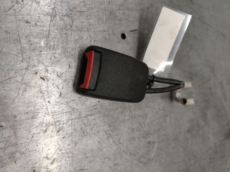 Recambio de enganche de cinturon trasero derecho para volkswagen passat berlina (3b2) básico referencia OEM IAM 3B0857740  