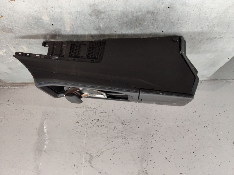 Recambio de apoyabrazos central para renault austral tce 130 referencia OEM IAM   