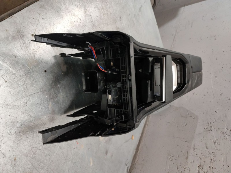 Recambio de apoyabrazos central para renault austral tce 130 referencia OEM IAM   