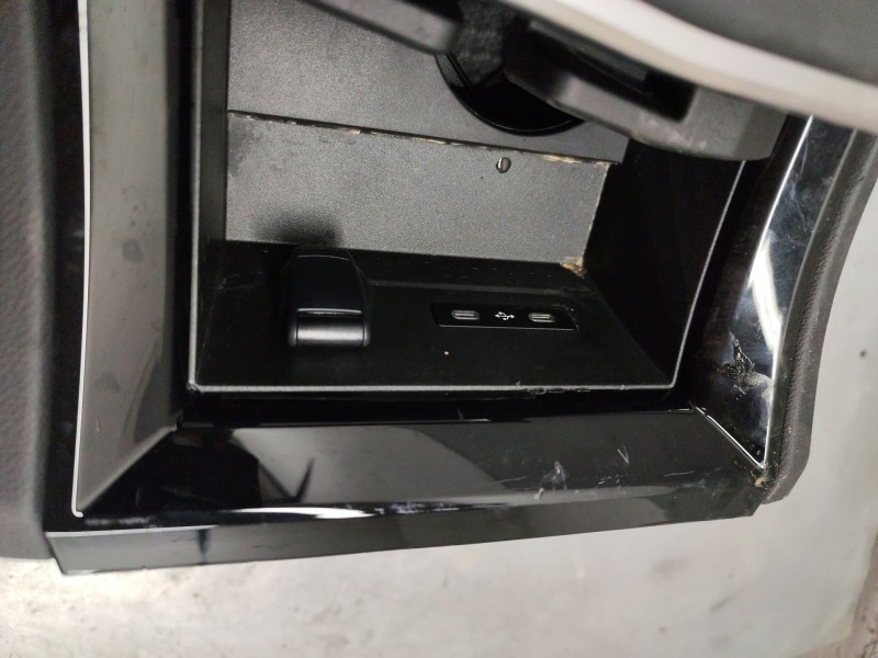 Recambio de apoyabrazos central para renault austral tce 130 referencia OEM IAM   