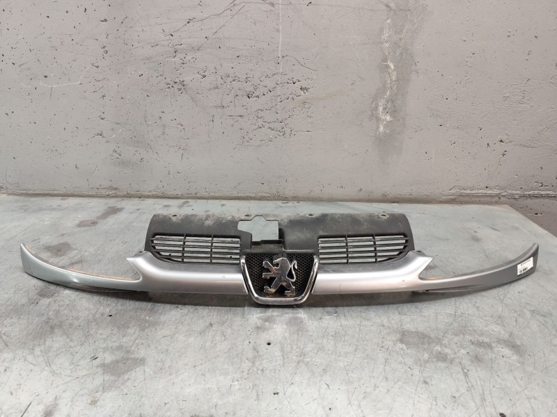 Recambio de rejilla delantera para peugeot 206 berlina x-line referencia OEM IAM   