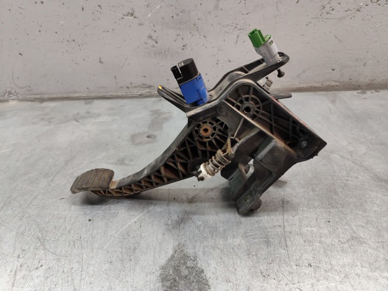 Recambio de pedal embrague para dacia dokker essential referencia OEM IAM 465038135R  