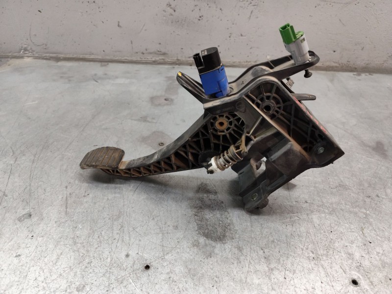 Recambio de pedal embrague para dacia dokker essential referencia OEM IAM 465038135R  