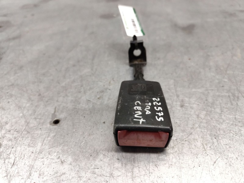 Recambio de enganche de cinturon trasero central para opel astra h ber. cosmo referencia OEM IAM 13128018  