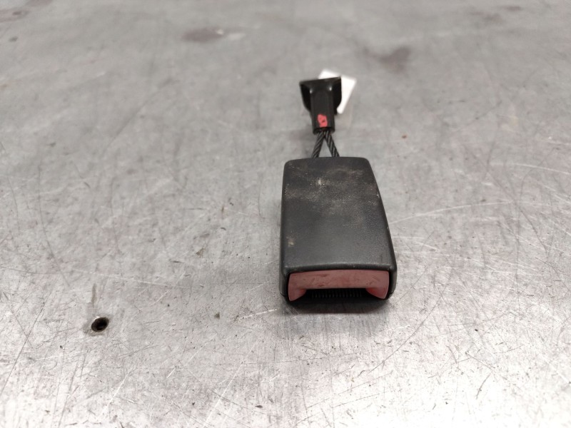 Recambio de enganche de cinturon trasero central para opel astra h ber. cosmo referencia OEM IAM 13128018  