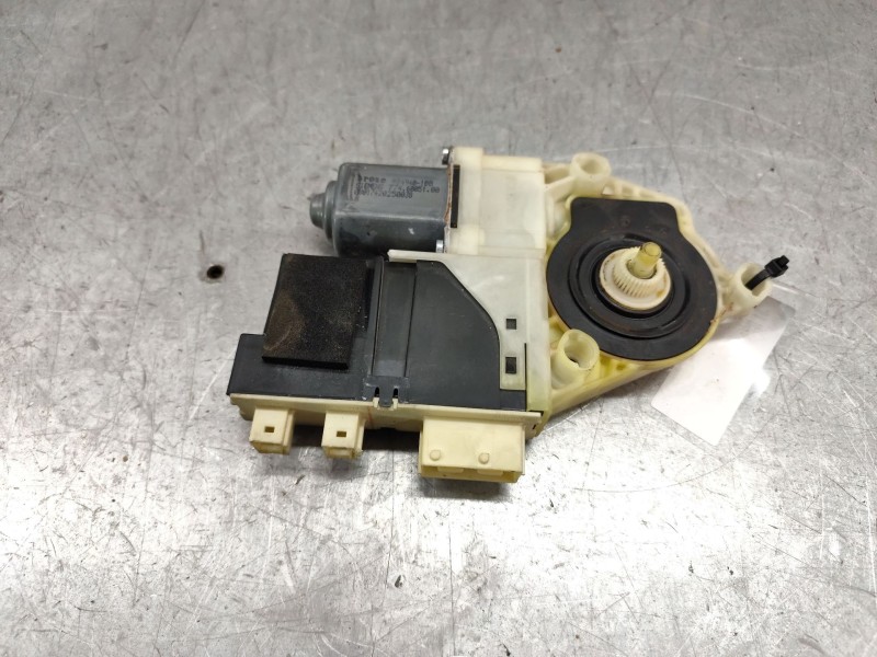 Recambio de motor elevalunas delantero derecho para citroën c4 berlina lx referencia OEM IAM 9681577380  