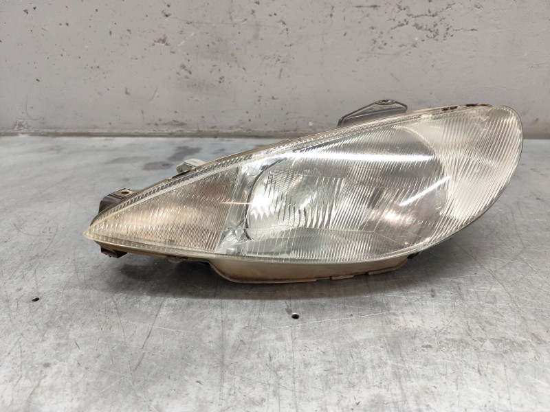 Recambio de faro izquierdo para peugeot 206 berlina 1.4 hdi referencia OEM IAM   