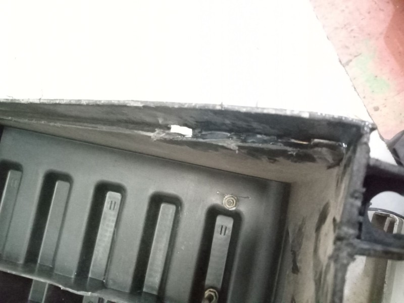 Recambio de tapa bateria para renault magnum ab 2005 12.8 diesel referencia OEM IAM 20518311  