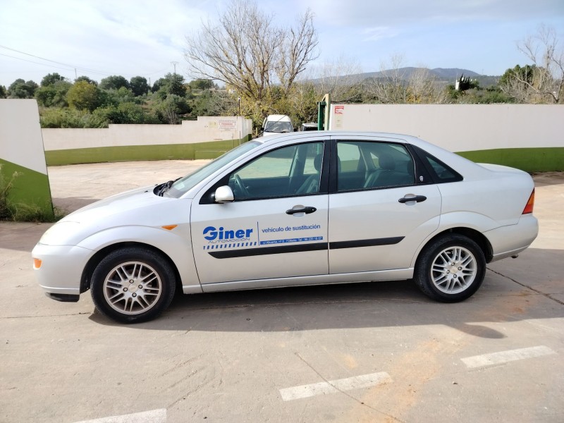ford focus berlina (cak) del año 2000