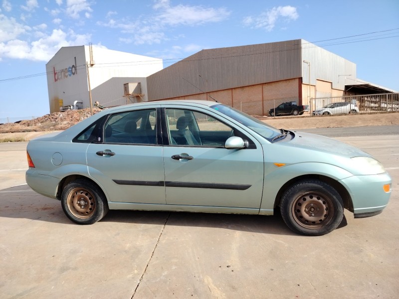 ford focus berlina (cak) del año 2000