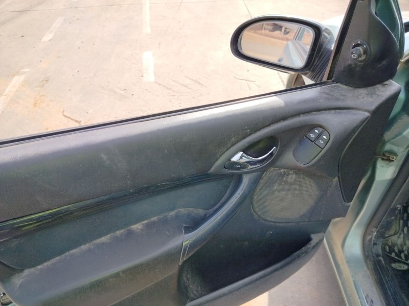 ford focus berlina (cak) del año 2000