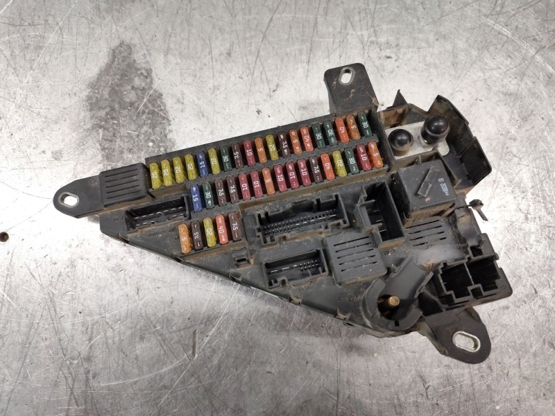 Recambio de caja reles / fusibles para bmw serie 5 berlina (e60) 520d referencia OEM IAM 913883001  