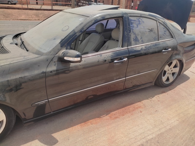 mercedes-benz clase e (w211) berlina del año 2004