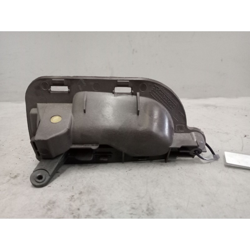 Recambio de maneta interior delantera derecha para renault magnum 4xx.18/4xx.26 02  12.0 diesel referencia OEM IAM 77008165650  