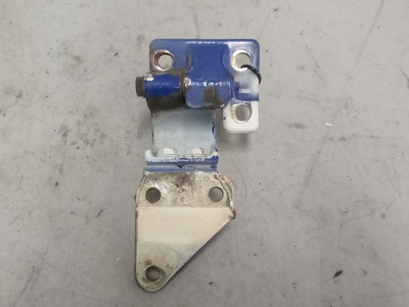 Recambio de bisagra delantera derecha para iveco eurocargo 05.03  3.9 diesel referencia OEM IAM 500301541  SUPERIOR