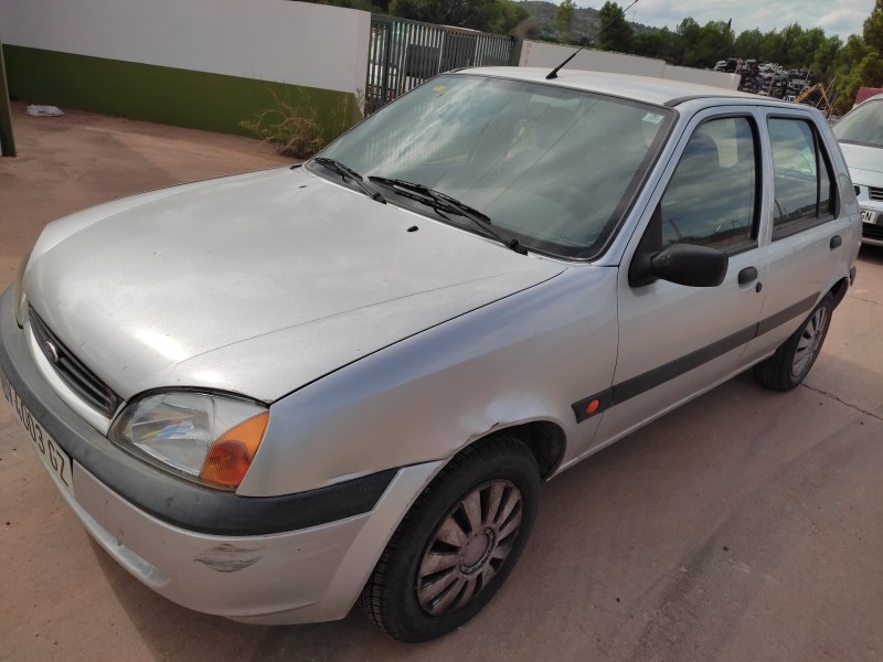 ford fiesta berlina del año 2000